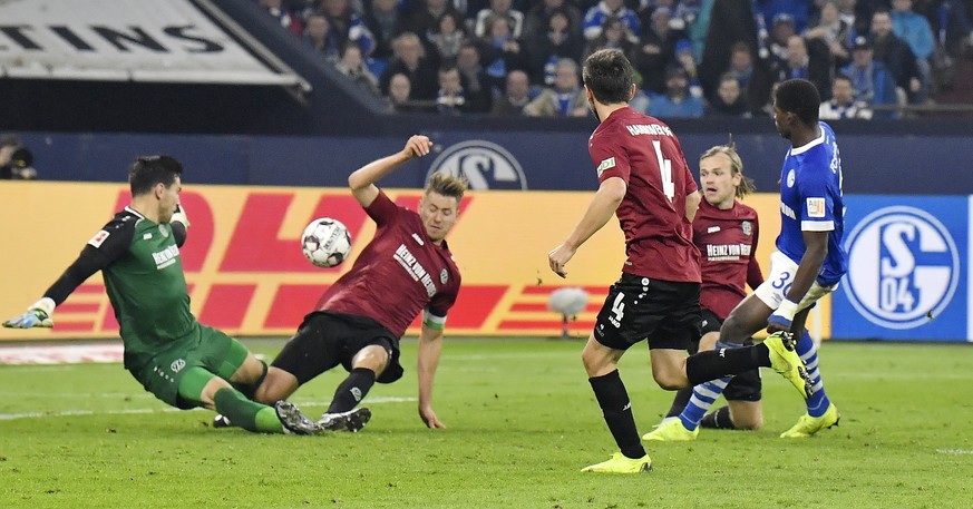 Schalke&#039;s Breel Embolo, right, scores his side&#039;s second goal during the German Bundesliga soccer match between FC Schalke 04 and Hannover 96 in Gelsenkirchen, Germany, Saturday, Nov. 3, 2018 ...