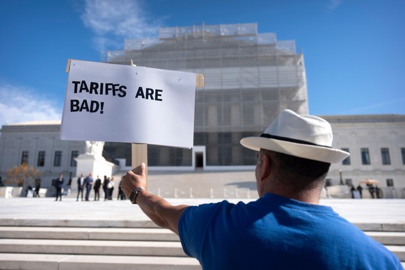 A demonstrator protests outside the Supreme Court on Wednesday, Nov. 5, 2025, in Washington. (AP Photo/Mark Schiefelbein)
APTOPIX Supreme Court Tariffs