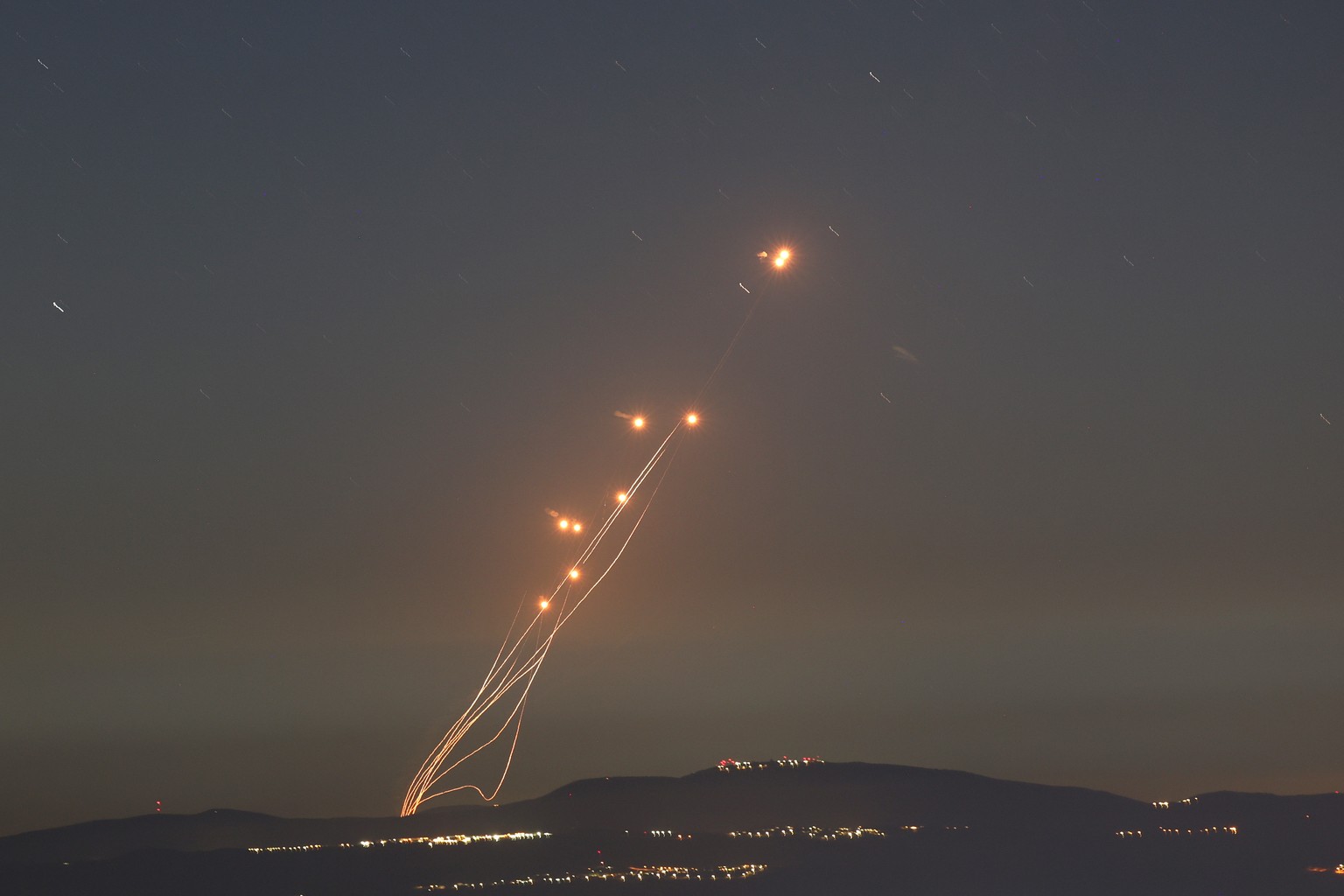 epa11629393 The Israeli Iron Dome air defense system intercepts missiles fired from south Lebanon, in Upper Galilee, northern Israel, 27 September 2024. Israel&#039;s military stated on 27 September,  ...
