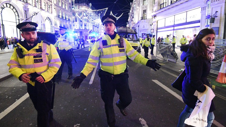 epa06348653 London police officers react to an incident near Oxford Circus tube station in Oxford Street, central London, Britain, 24 November 2017. The London Metropolitan Police (MPS) state that Pol ...