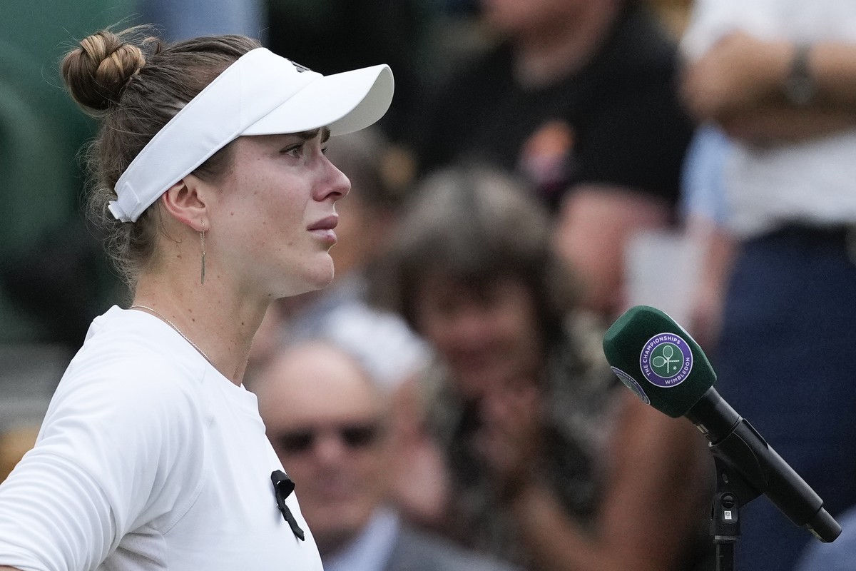 Elina Svitolina of Ukraine addresses the crowd defeating Xinyu Wang of China in their fourth round match at the Wimbledon tennis championships in London, Monday, July 8, 2024. (AP Photo/Mosa'ab E ...