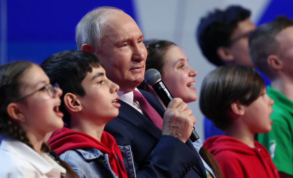 epa11118449 Russian President Vladimir Putin (C), accompanied by members of the Movement of the First All-Russian children's and youth organisation, visits the Russia Expo international exhibitio ...