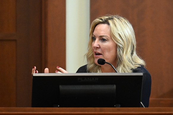 epa09924988 Doctor Dawn Hughes, a clinical and forensic psychologist practicing in New York City, testifies during a hearing at the Fairfax County Circuit Courthouse in Fairfax, Virginia, USA, 03 May  ...