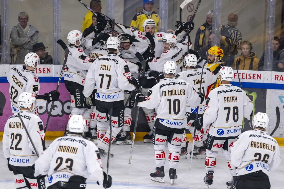Luganos Spieler freuen sich nach dem Siegestor in der Verlaengerung im vierten Spiel des Playout-Finals der Eishockey National League zwischen dem HC Ajoie und dem HC Lugano in der Raiffeisen Arena in ...