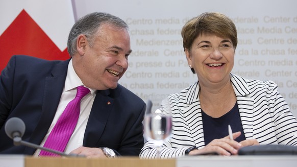 Bundesraetin Viola Amherd, rechts, und Jean-Philippe Gaudin, Direktor NDB, an einer Medienkonferenz über den Lagebericht Sicherheit Schweiz 2019, am Freitag, 24. Mai 2019, in Bern. (KEYSTONE/Peter K ...