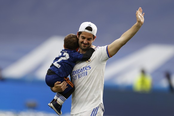 epa09919011 Real Madrid&#039;s midfielder Isco Alarcon celebrates the LaLiga title after the Spanish LaLiga soccer match against RCD Espanyol at Santiago Bernabeu stadium in Madrid, Spain, 30 April 20 ...