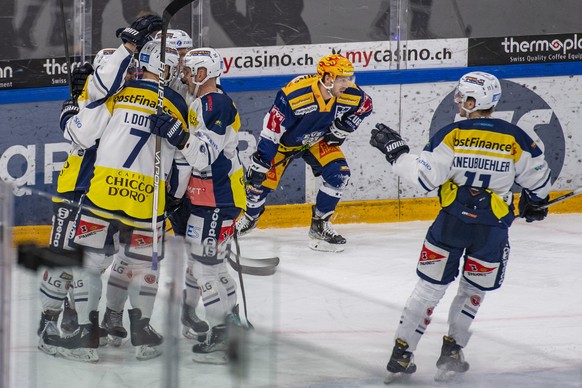 Die Ambri Spieler feiern das 0:2 beim Eishockey Qualifikationsspiel der National League zwischen dem EV Zug und dem HC Ambri-Piotta am Dienstag, 30. November 2021 in Zug. (KEYSTONE/Urs Flueeler).