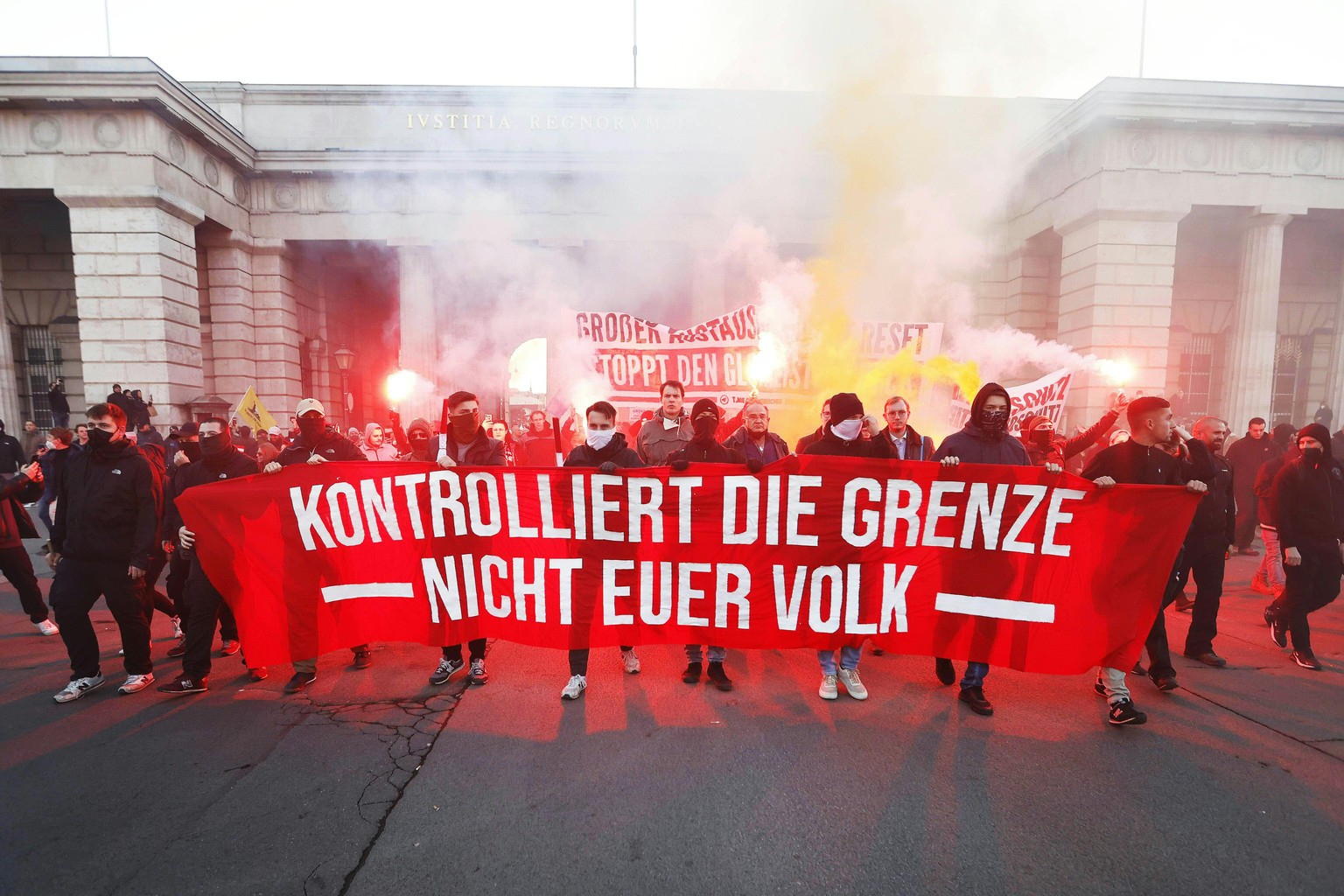 An vorderster Front dabei: Rechtsextreme an einer Corona-Demonstration in Wien.