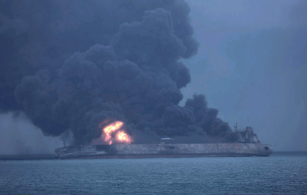 epa06424506 A handout photo made available by the South Korean Coast Guard on 08 January 2018 shows Panama-registered tanker 'Sanchi' on fire after a collision with Hong Kong-registered frei ...