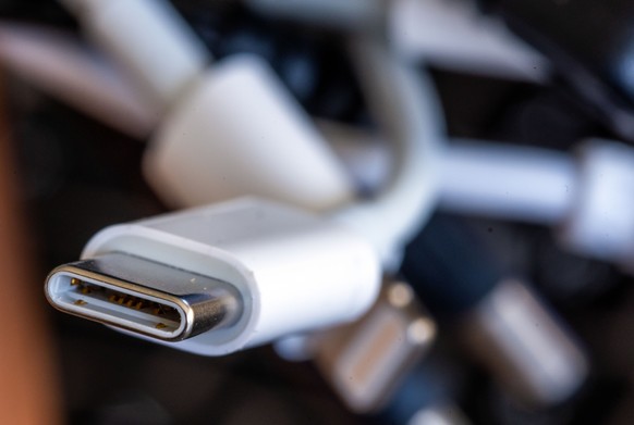 04.10.2022, Mecklenburg-Vorpommern, Schwerin: Ein Ladekabel mit USB-C-Stecker liegt neben einem B