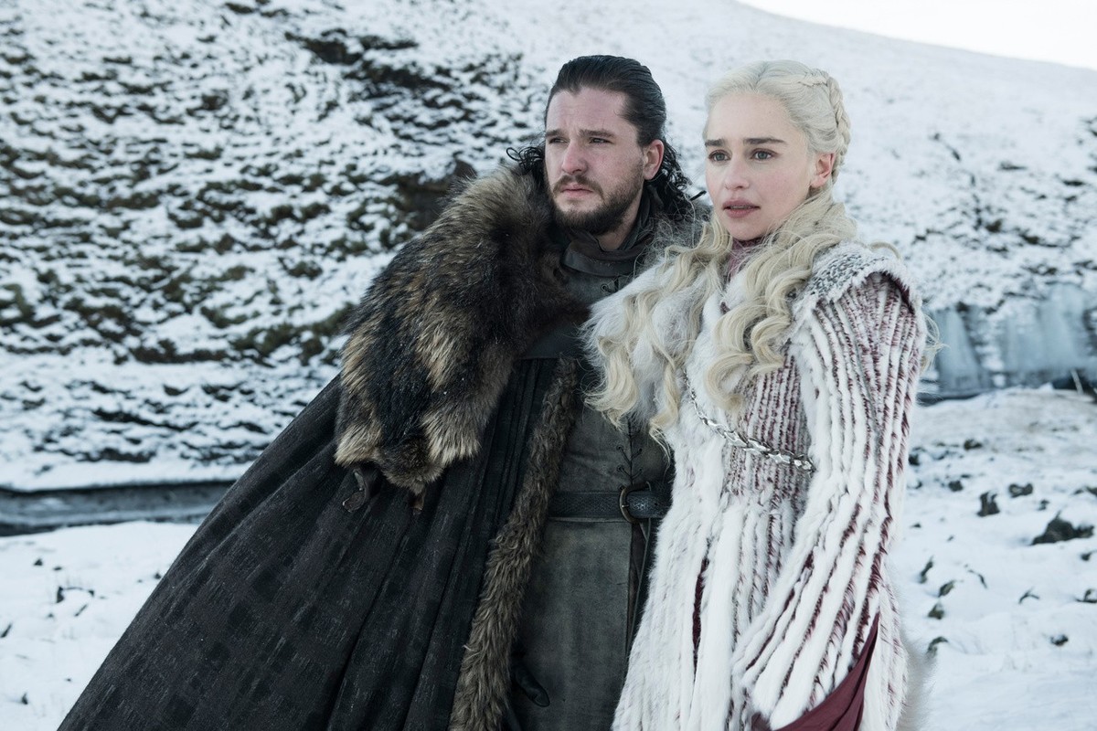 Cette photo publiée par HBO montre Kit Harington dans le rôle de Jon Snow, à gauche, et Emilia Clarke dans le rôle de Daenerys Targaryen dans une scène de "Game of Thrones", dont la huitième ...