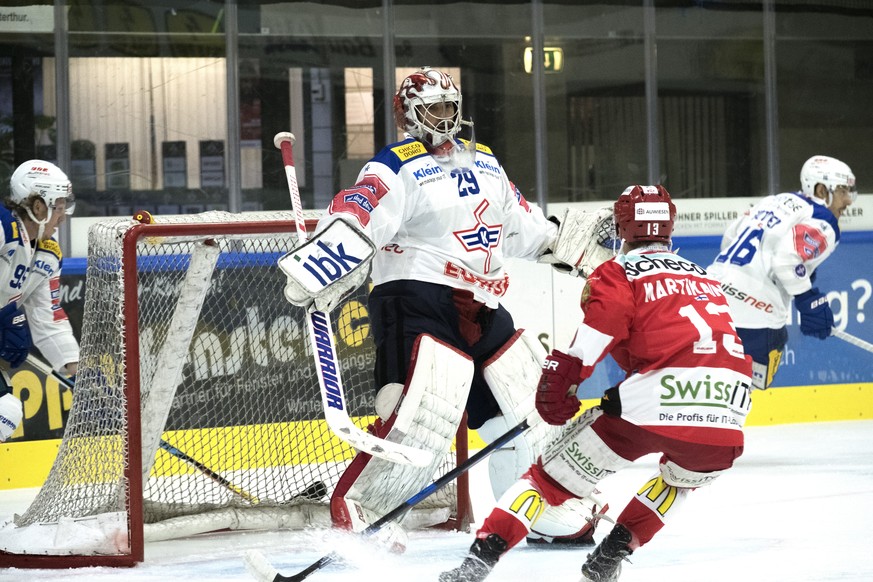 Klotens Torhuether Bernhard Starkbaum, links, macht sich im Tor gross vor dem anstuermenden Winterthurer Ron Martikainen, rechts, waehrend dem Eishockey-Meisterschaftsspiel der Swiss League zwischen d ...