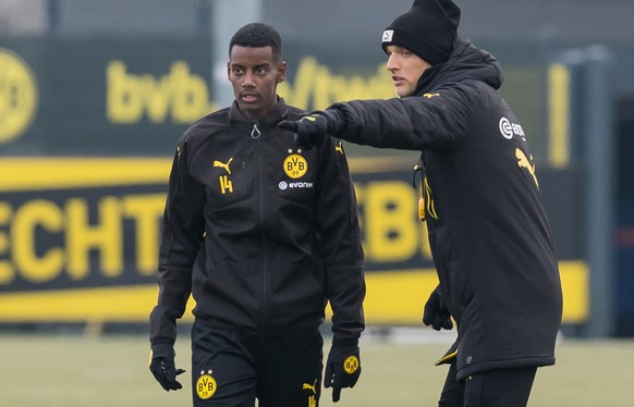 Training von Borussia Dortmund am 25.01.2017 in Dortmund (Nordrhein-Westfalen). Dortmunds Trainer Thomas Tuchel gibt Anweisungen an Dortmunds Neuzugang Alexander Isak. (KEYSTONE/DPA/Guido Kirchner)