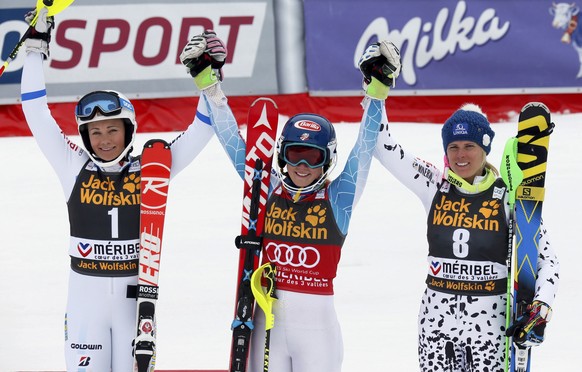 Hansdotter und&nbsp;Velez Zuzulova freuen sich mit Shiffrin.