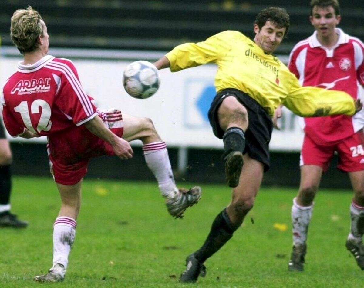 Winterthurs Patrik Ramsauer, links, beim Fussball-Ballett mit dem YB Spieler Thomas Haeberli, rechts, beim Fussballspiel der NLB , Winterthur - Young Boys in Winterthur am Sonntag 26.November 2000. (K ...