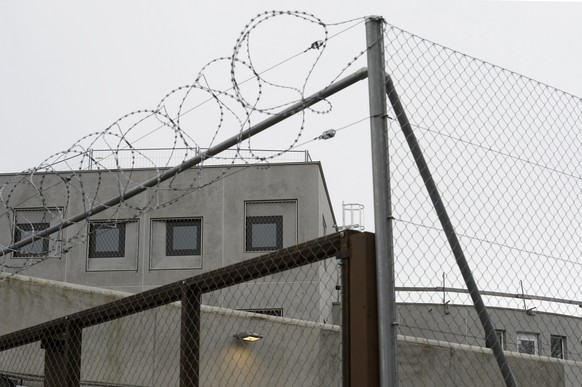 Une vue de la nouvelle prison Curabilis, encore en construction, qui devrait etre inaugurer en avril, photographie, ce vendredi 28 fevrier 2014 a Geneve. (KEYSTONE/Martial Trezzini)....