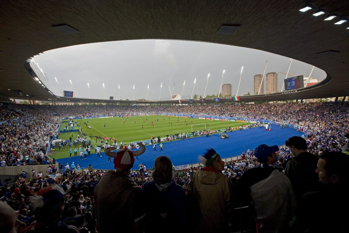 Fans observe the stadium prior to the Euro 2008 European Soccer Championship group C match between France and Italy at the Letzigrund stadium, Zurich, Switzerland, Tuesday, June 17, 2008. (KEYSTONE/Al ...