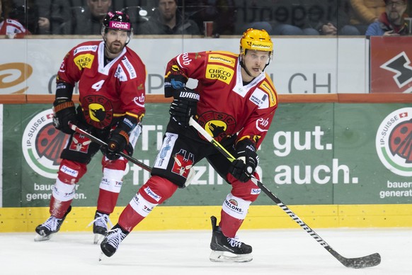 Berns PostFinance Topscorer Dominik Kahun, rechts, kaempft um den Puck vor Berns Joshua Teves, im sechsten Eishockey Playoff Viertelfinalspiel der National League zwischen dem SC Bern und den EHC Biel ...