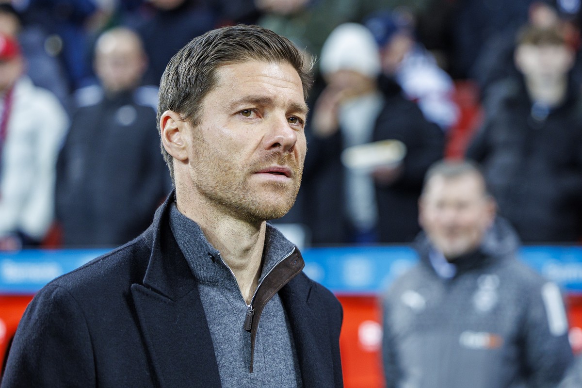 epa11108836 Leverkusen's head coach Xabi Alonso reacts prior the German Bundesliga soccer match between Bayer 04 Leverkusen and Borussia Moenchengladbach in Leverkusen, Germany, 27 January 2024.  ...