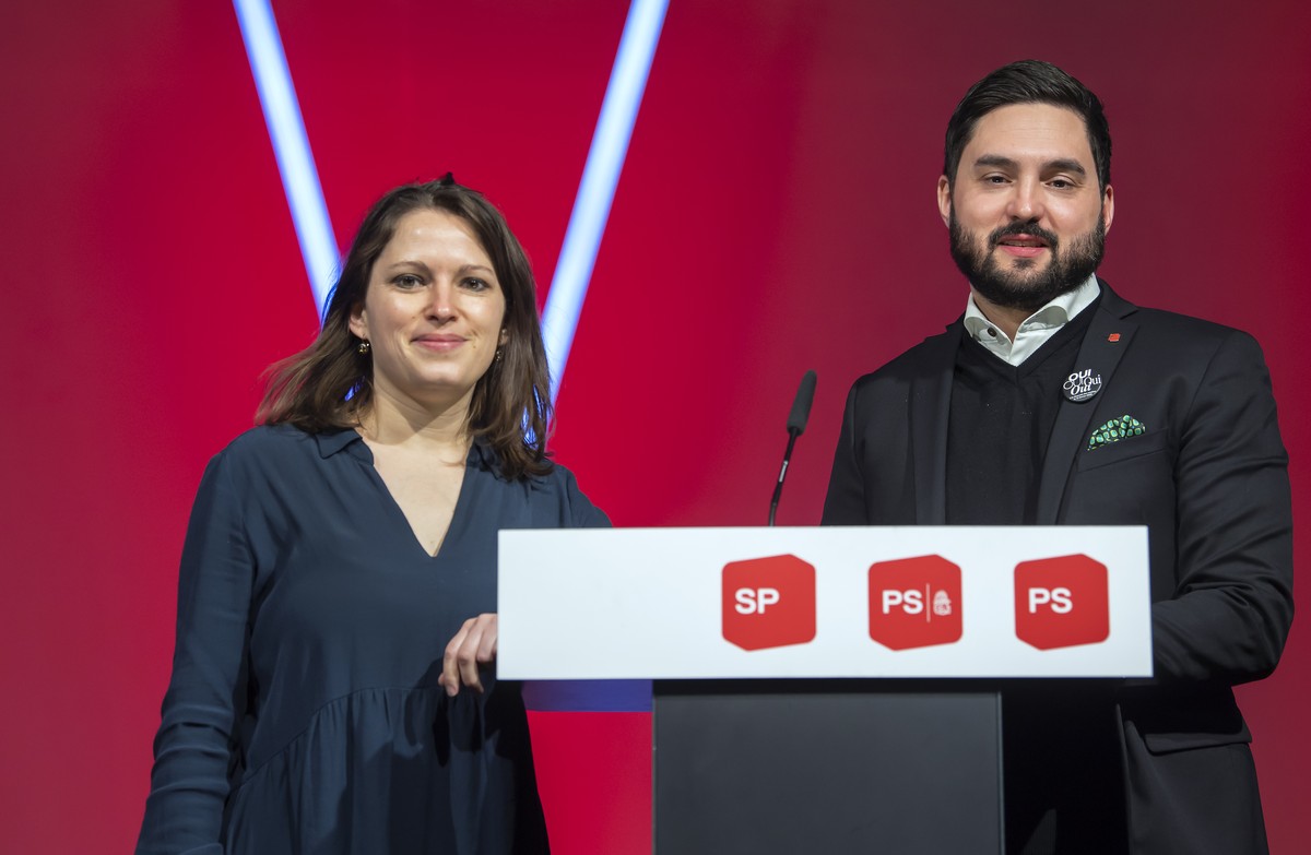 Les deux Co-presidents du PS Suisse, Mattea Meyer, gauche et Cedric Wermuth, droite, posent, lors de l'assemblee du congres du Parti socialiste (PS) Suisse, ce samedi 5 fevrier 2022 a Palexpo Gen ...