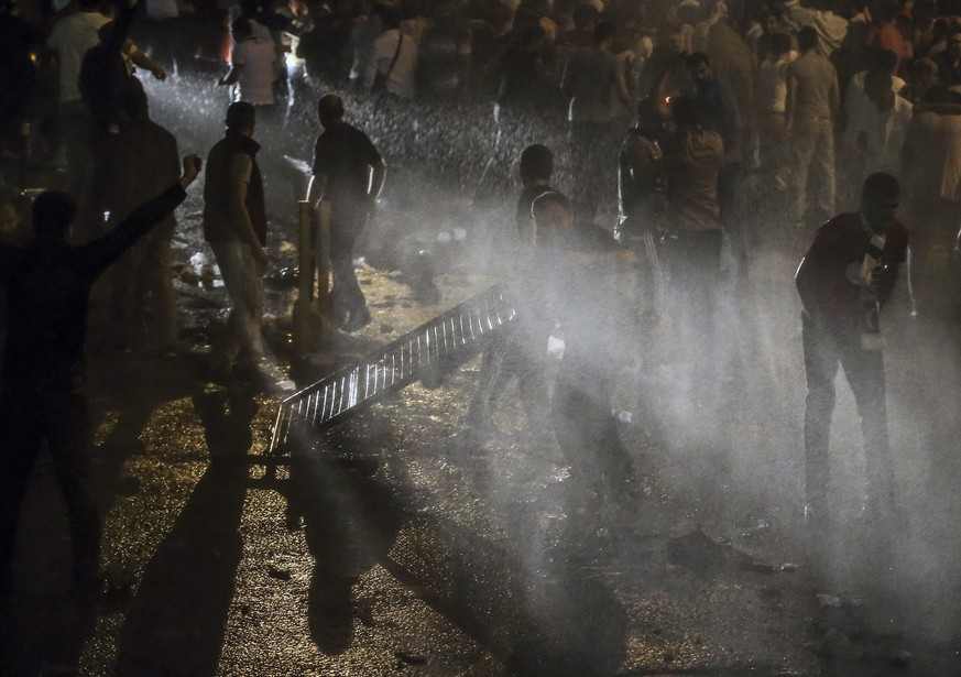 Demonstranten greifen das Israelische Konsulat in Istanbul an.