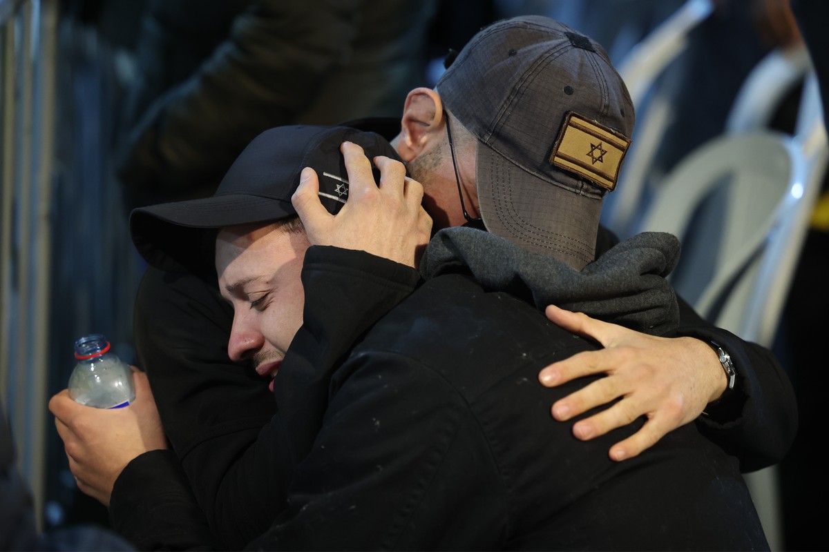 epa11098111 Relatives of Israeli IDF soldier Hadar Kapeluk mourn during his funeral in Mount Herzl military cemetery in Jerusalem, 23 January 2024. Hadar Kapeluk was killed in battle in the Gaza Strip ...