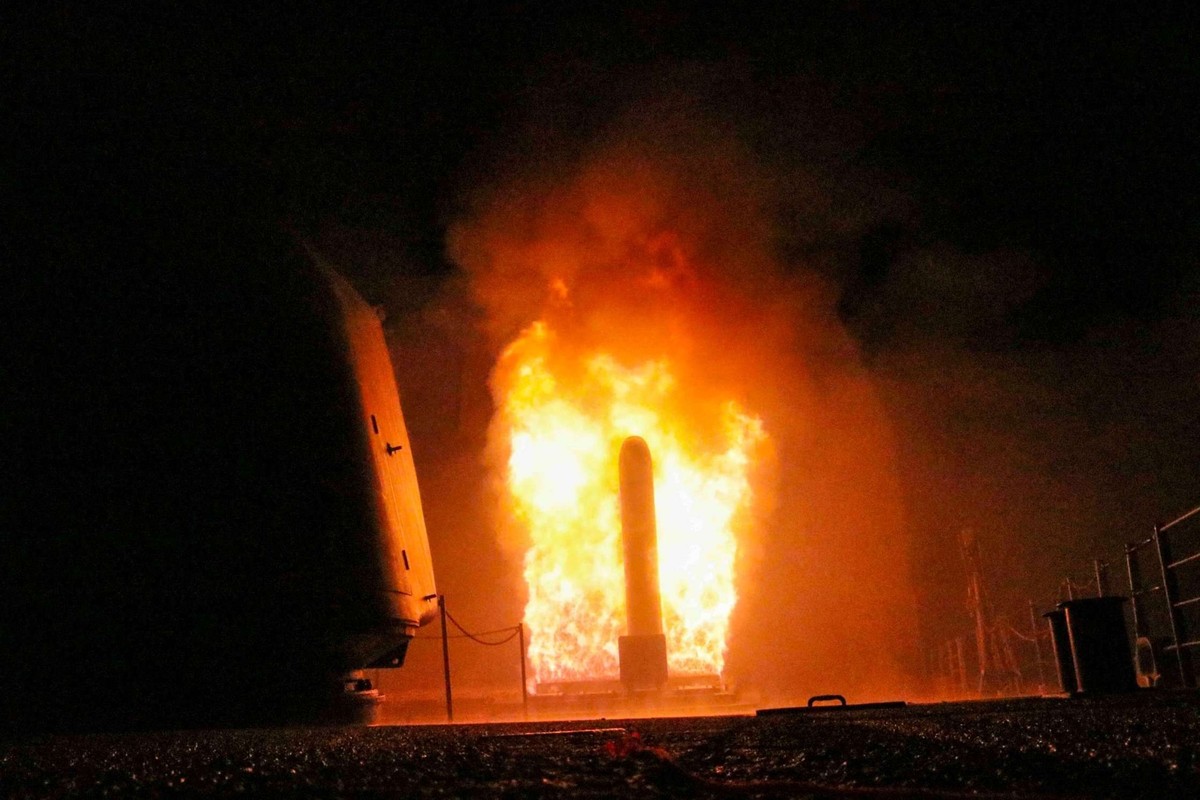 Un lanceur tirant un missile d'attaque terrestre Tomahawk.