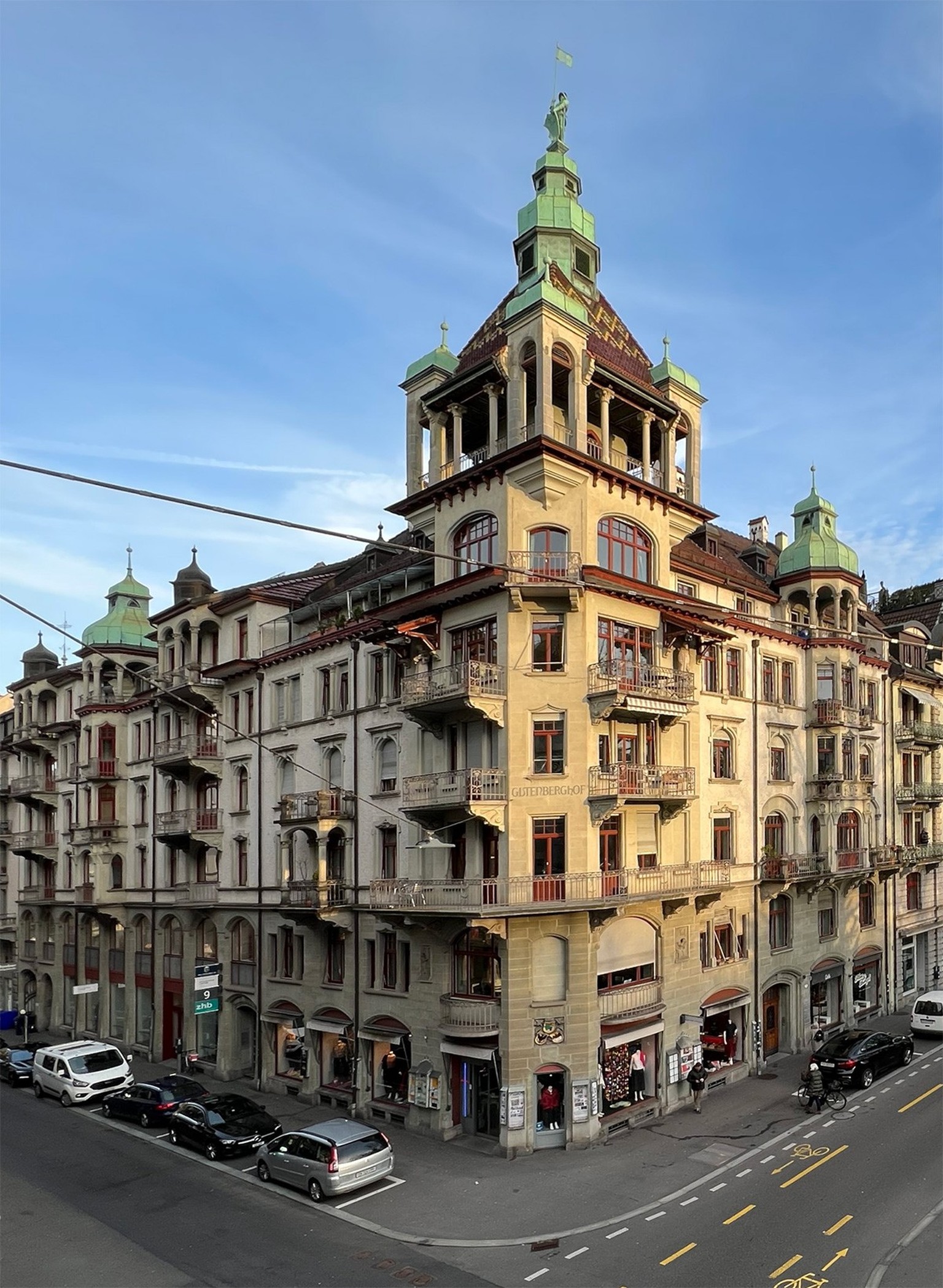 Geschichte trifft Geschichte, der Gutenberghof an der Frankenstrasse; intakt erhaltenes, idealtypisches Wohn- und Geschäftshaus, 1906 erbaut für die Druckerei Raeber, die mit dem Gebäudenamen den Erfi ...