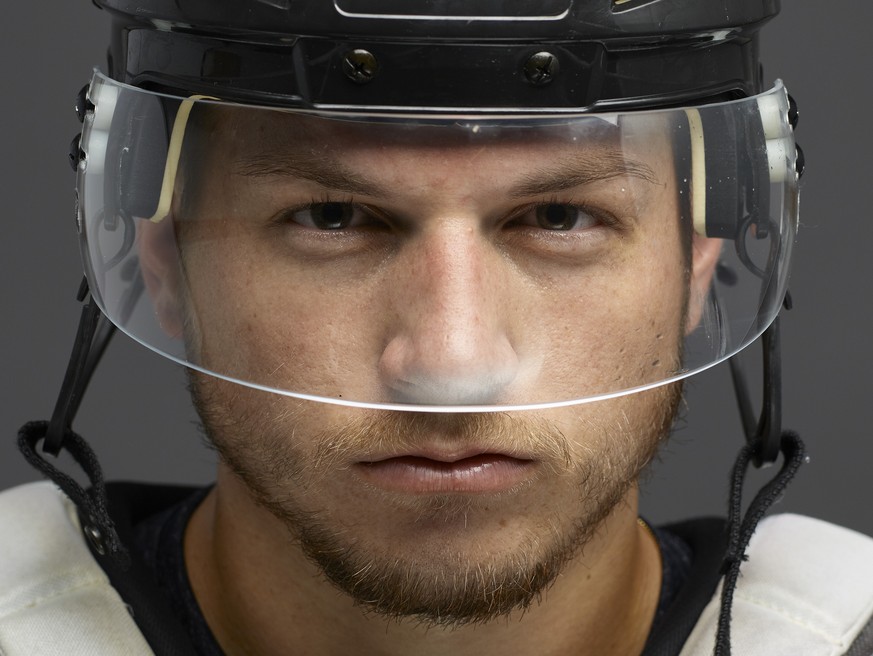 ZU SCHWEIZER EISHOCKEYSPIELERN IN DER NHL IN DER SAISON 2017/18 STELLEN WIR IHNEN FOLGENDES BILDMATERIAL ZUR VERFUEGUNG --- Portrait Swiss NHL ice hockey player Sven Andrigehtto taken in Kloten, Switz ...