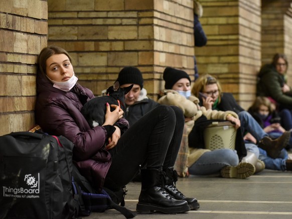 epaselect epa09781227 Ukrainians take shelter in a metro station after air raid sirens alarm in Kiev, Ukraine, 24 February 2022. Russian troops launched a major military operation on Ukraine on 24 Feb ...