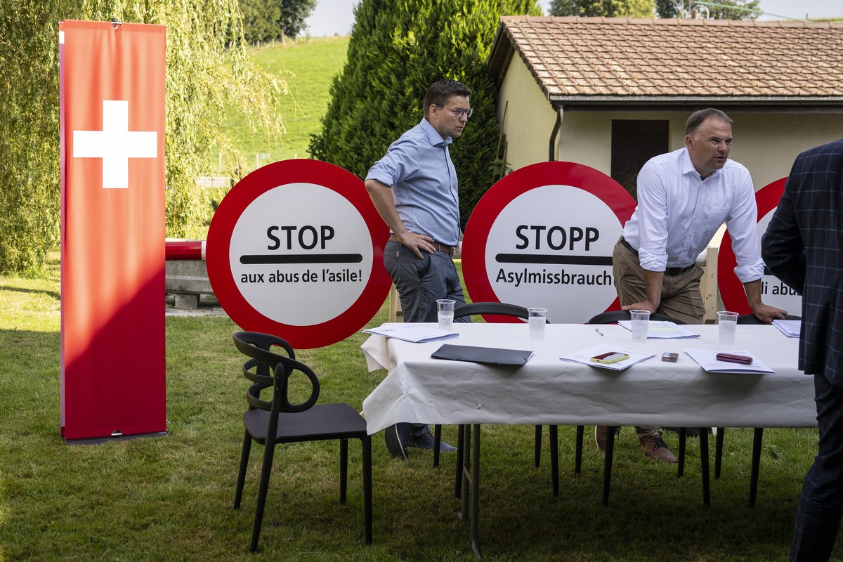 Marcel Dettling, Praesident und Nationalrat, rechts, und Nationalrat Nicolas Kolly von der SVP Schweiz, sprechen an einer Medienkonferenz zur Schweizer Asyl-und Migrationspolitik, am Dienstag, 30. Jul ...
