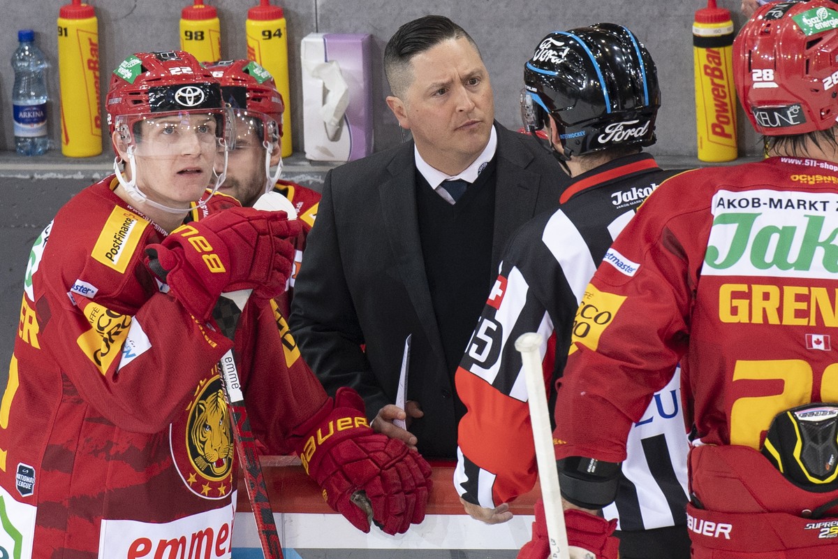 Tigers Head Coach Jason O'Leary, Mitte diskutiert mit Cedric Borg, waehrend dem Qualifikations-Spiel der National League, zwischen den SCL Tigers und dem SC Bern, am Freitag 29. Oktober 2021, im  ...