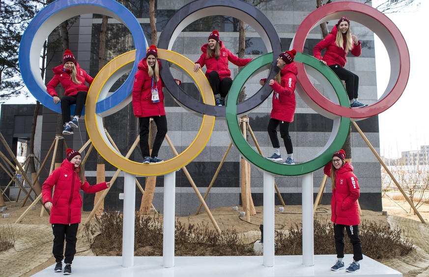 Swiss Eishockey team with Isabel Waidacher, Sabrina Zollinger, Monika Waidacher, Nina Waidacher, Lisa Rueedi, Tess Allemann and Sara Benz, from left, pose in olympic rings, pictured during a media tou ...