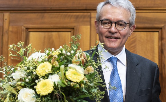 QUALITY REPEAT --- Der neugewaehlte Staenderatspraesident Thomas Hefti, FDP-GL, freut sich mit Blumen nach seiner Wahl, am ersten Tag der Wintersession der Eidgenoessischen Raete, am Montag, 29. Novem ...