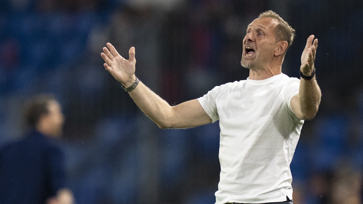 Trainer Mauro Lustrinelli (FCT) gestikuliert bei dem Spiel der Fussball Super League zwischen dem FC Basel (FCB) und dem FC Thun (FCT) am Samstag, 2. Mai 2026 im St. Jakob-Park in Basel. (KEYSTONE/Cla ...