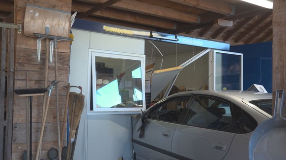 Ottikon (Gossau ZH): Autofahrer fährt in Bürocontainer – Frau schwer verletzt