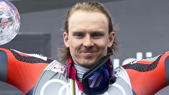 epa09838096 Henrik Kristoffersen of Norway celebrates with the Men&#039;s Slalom overall leader crystal globe trophy on the podium for the Men&#039;s Slalom race at the FIS Alpine Skiing World Cup fin ...