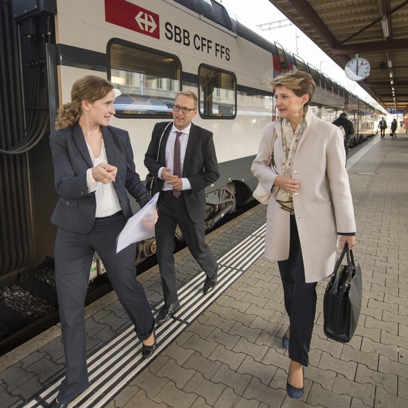 Die Bundesraetin Simonetta Sommaruga, rechts, wird am Bahnhof Brugg von Marta Gerbershagen, links, vom Gehoerlosenbund, empfangen vor dem Diskussionsanlass "Direkte Demokratie ohne Gebaerdensprac ...