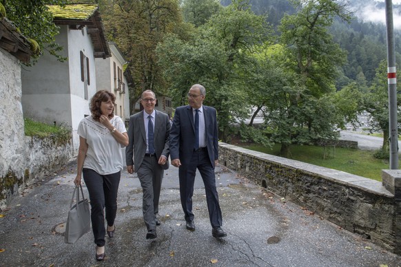 Bundesrat Guy Parmelin, rechts, Anna Giacometti, Gemeindepraesidentin Bregaglia, links, und Christian Rathgeb, Regierungrat Kanton GR, Mitte, bei der Besichtigung von Bondo vor der Medienkonferenz &qu ...