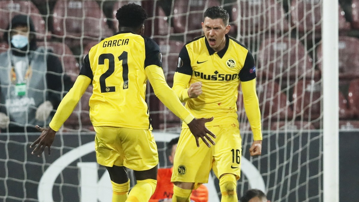 epa08784743 Young Boys' Christian Fassnacht (R) celebrates after scoring the 1-1 during the UEFA Europa League group A soccer match between CFR Cluj and Young Boys Bern in Cluj Napoca, Romania, 2 ...