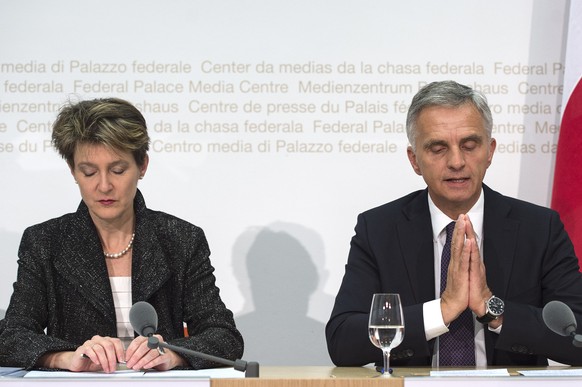 Simonetta Sommaruga und Didier Burkhalter kündigen die Schutzklausel an.