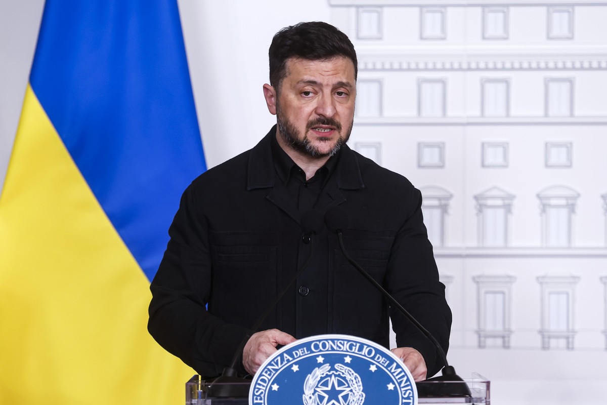 epa12892026 Ukraine's President Volodymyr Zelensky attends a joint press conference with Italy's prime minister during their meeting at Palazzo Chigi in Rome, Italy, 15 April 2026. EPA/ANGEL ...