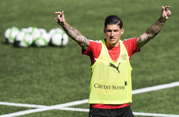 epa05991277 Swiss national soccer team midfielder Steven Zuber attends his team&#039;s training session at the Stadium Maladiere in Neuchatel, Switzerland, 26 May 2017. Switzerland will face Belarus i ...