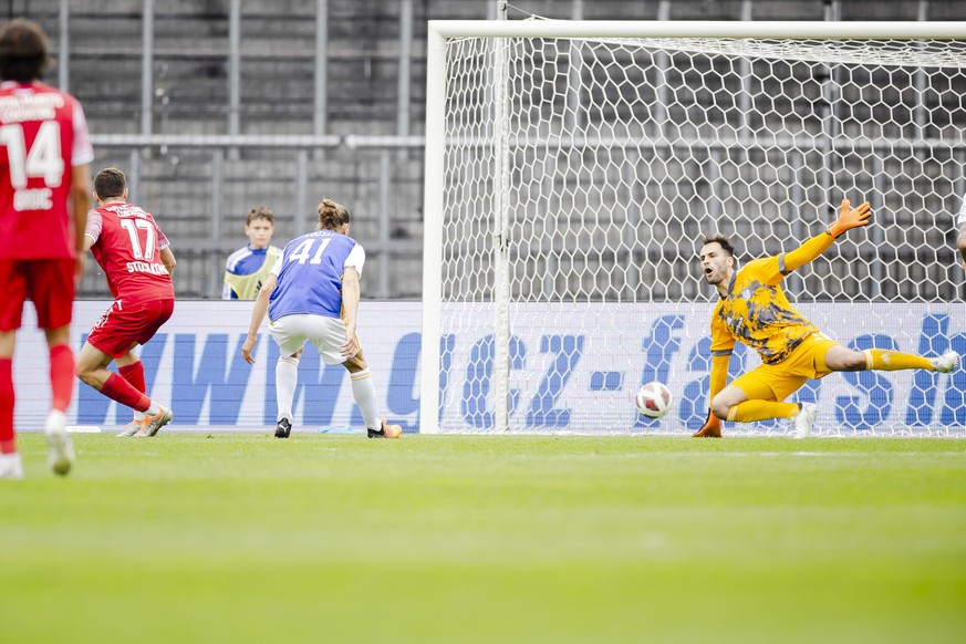 Sions Filip Stojilkovic, links, schiesst das erste Tor seines Teams gegen Grasshoppers Torhueter Andre Moreira, rechts, im Fussball Meisterschaftsspiel der Super League zwischen dem Grasshopper Club Z ...