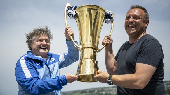 Zuerichs Praesident Ancillo Canepa, links, und Cheftrainer Andre Breitenreiter posieren mit dem Meisterpokal auf dem Schiff auf dem Zuerichsee, am Montag, 23. Mai 2022 in Zuerich. (KEYSTONE/Ennio Lean ...