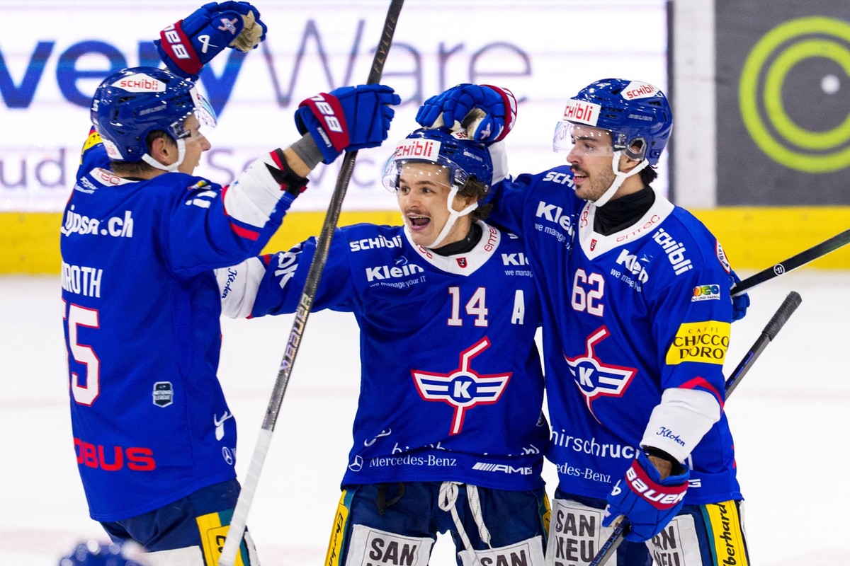 EHC Kloten Verteidiger Max Lindroth (#55), Mischa Ramel (#14) und Torschuetze Livio Truog (#62) feiern den Anschlusstreffer zum 1-2 waehrend dem Qualifikationsspiel der Eishockey-Meisterschaft der Nat ...