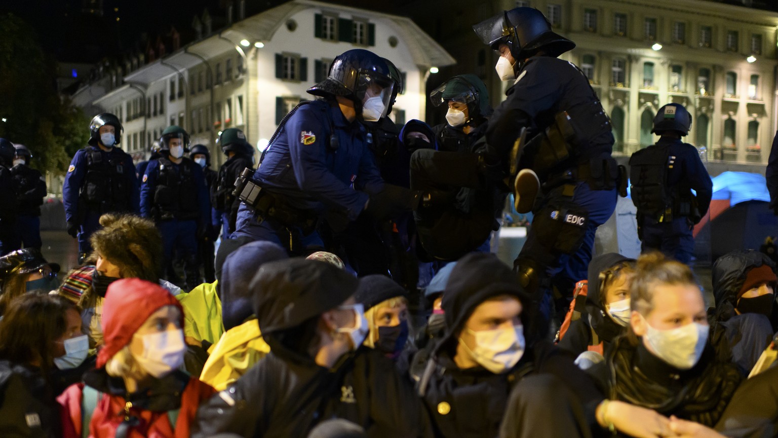 Police evacuate climate activists during their ?Rise up for Change? week of action in front of the Swiss parliament building, the ??Bundeshaus??, where the Swiss parliament currently holds his fall me ...