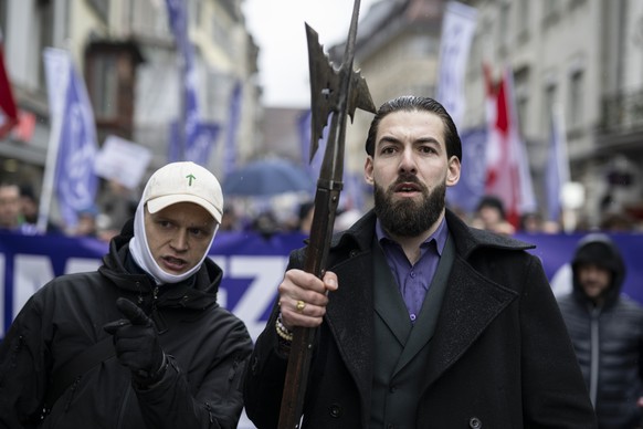 Tobias Lingg von der Jungen Tat, links, und Nicolas Rimoldi, Praesident von Mass-Voll, bei einer Demonstration von Mass-Voll gegen den Impfpflichtparagrafen im neuen St. Galler Gesundheitsgesetz, am S ...
