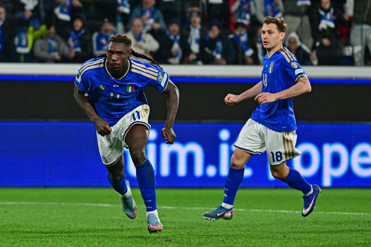 epa12852595 Italy?s Moise Kean (L) celebrates scoring the 2-0 goal during the FIFA World Cup 2026 qualifiers playoff semifinal soccer match between Italy and Northern Ireland, in Bergamo, Italy, 26 ma ...