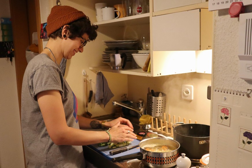 Flo in ihrer Küche, die bei so viel Elan fürs Kochen in der Tat grösser sein könnte.